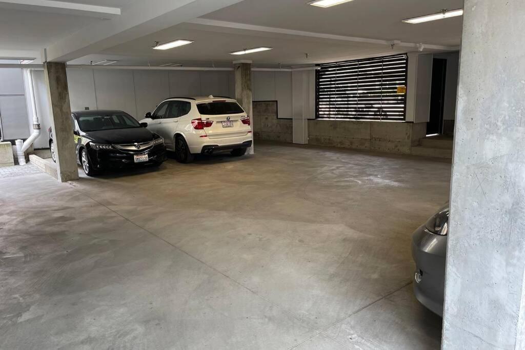 Cheerful New Modern Townhome Close To Downtown *