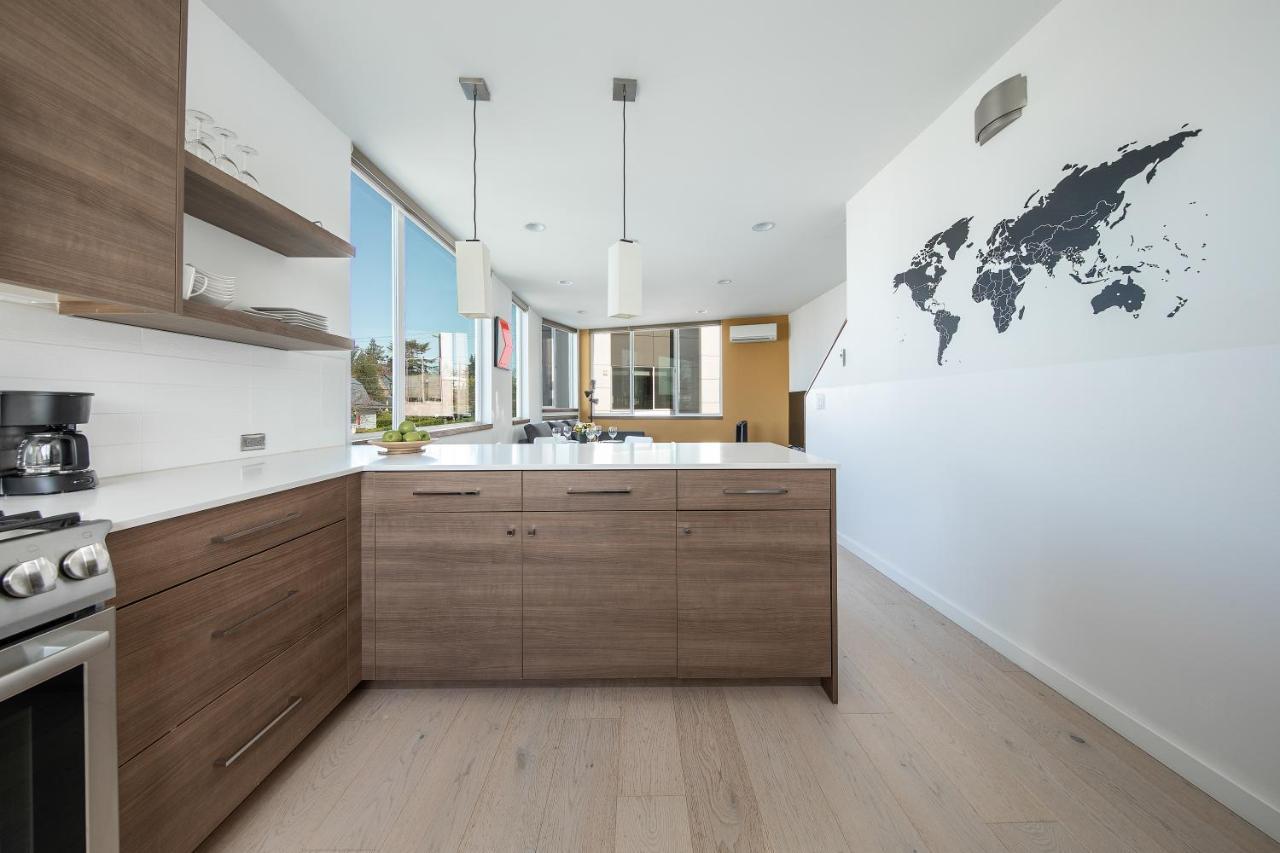 Modern Townhome In Seattle's District With Rooftop