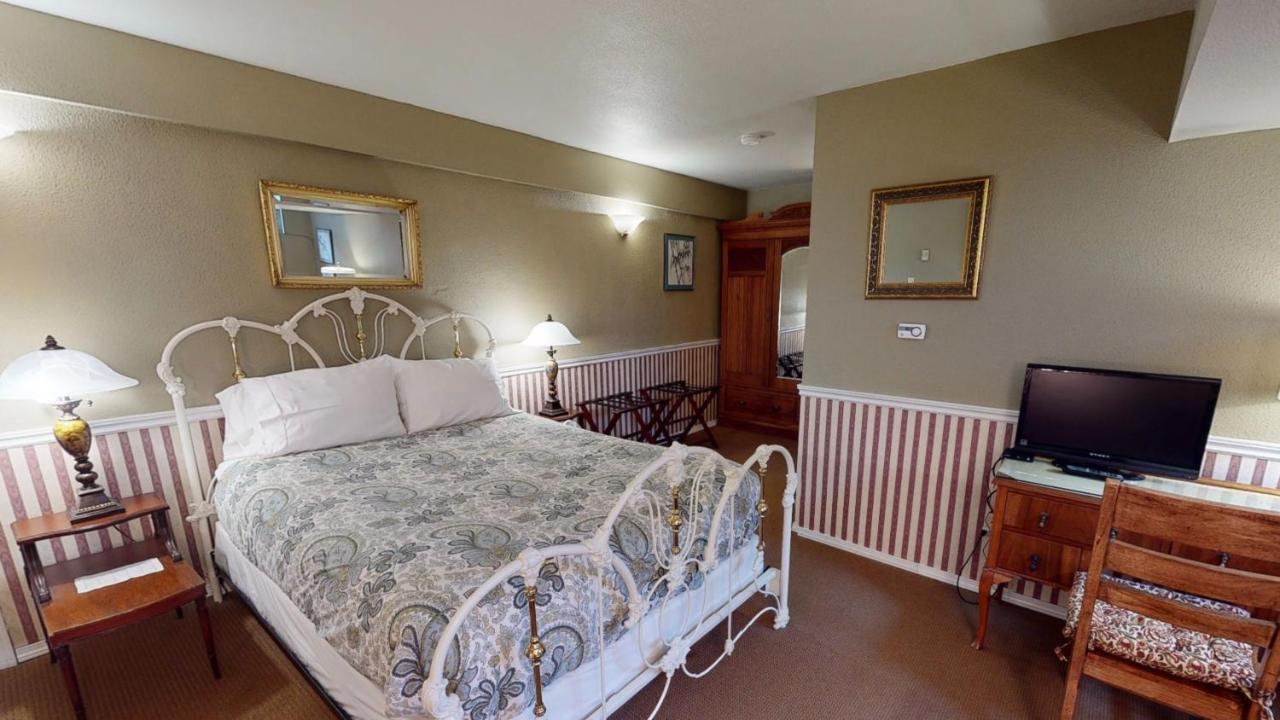 Cecil Bacon Manor Bed & Breakfast