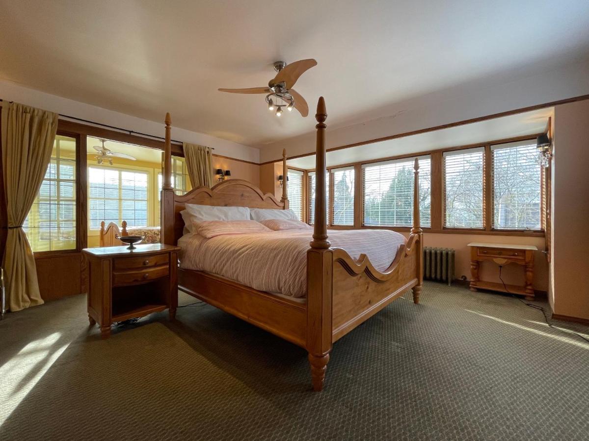 Cecil Bacon Manor Bed & Breakfast