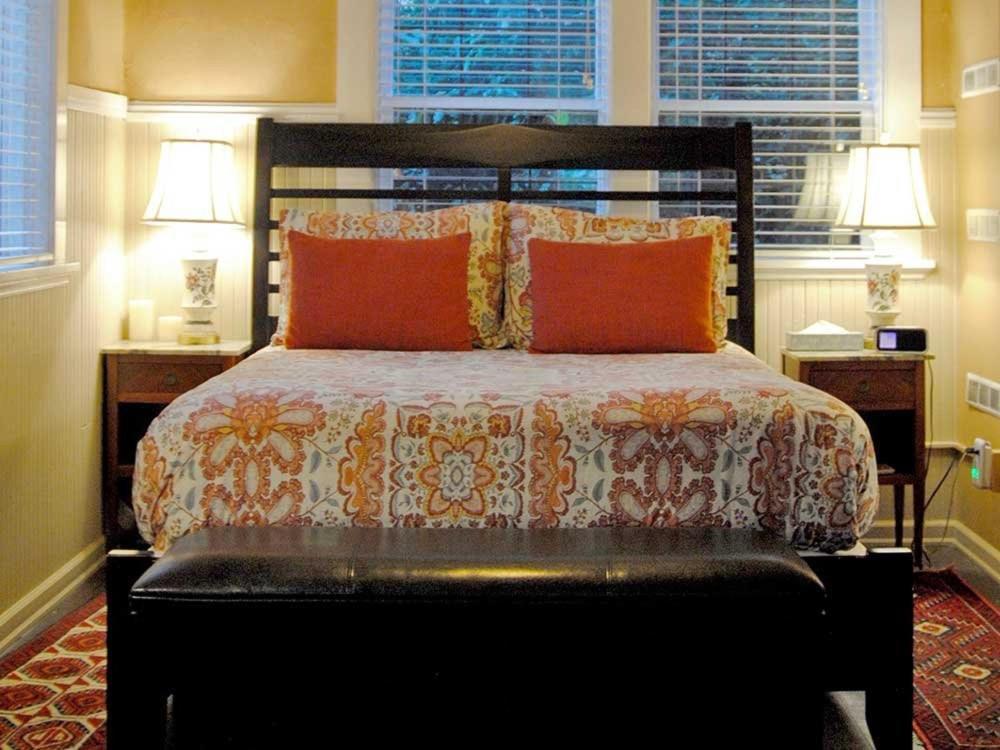 Cecil Bacon Manor Bed & Breakfast *