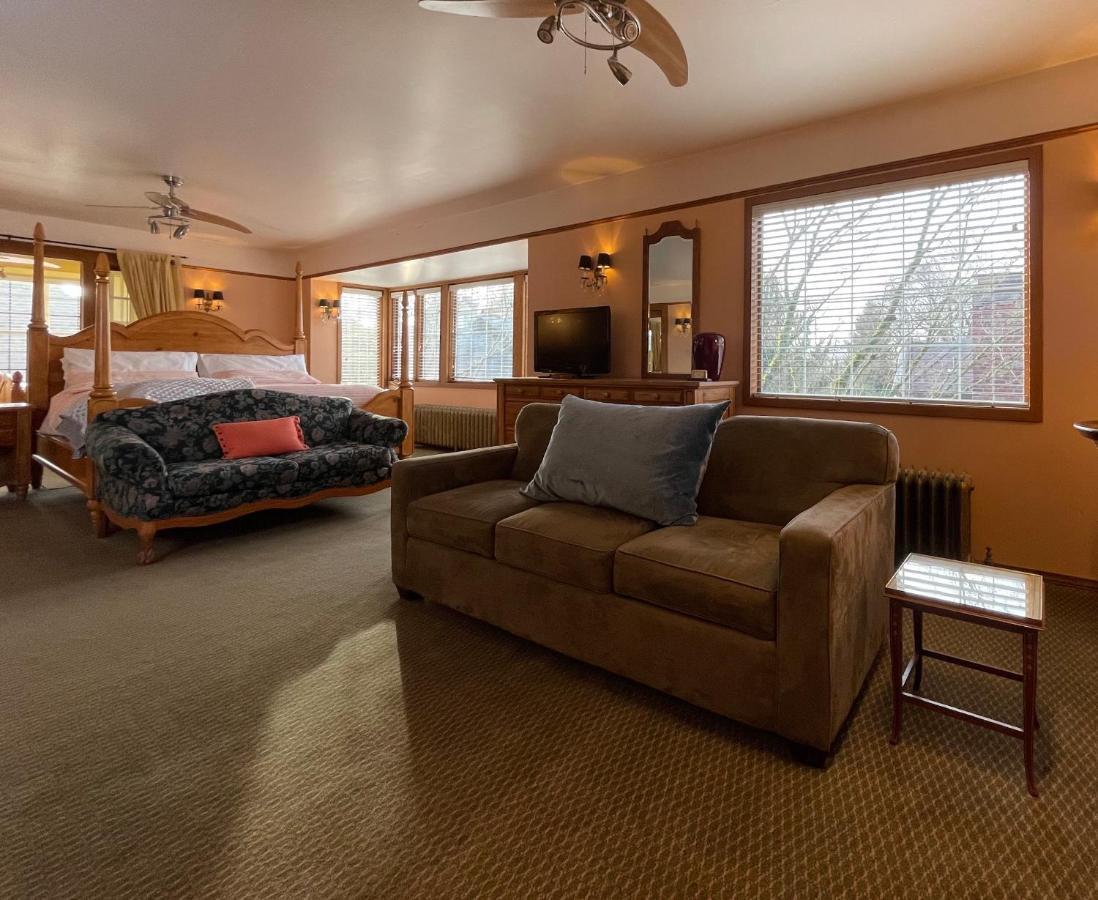 Cecil Bacon Manor Bed & Breakfast *