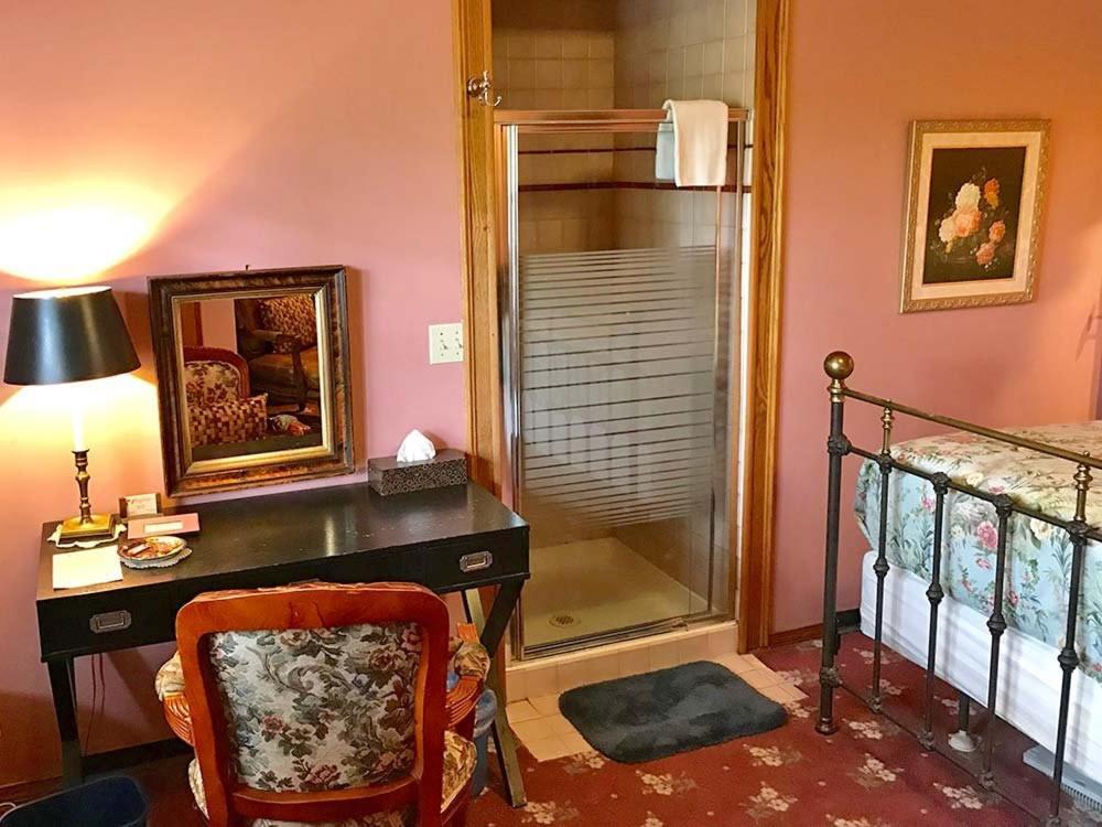 Cecil Bacon Manor Bed & Breakfast *