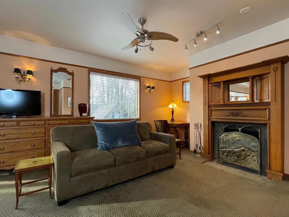 Cecil Bacon Manor Bed & Breakfast