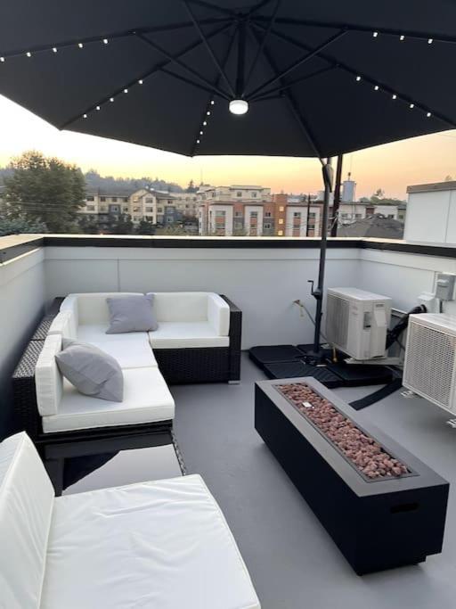 Seattle's New Modern Townhouse W/ Private Rooftop *