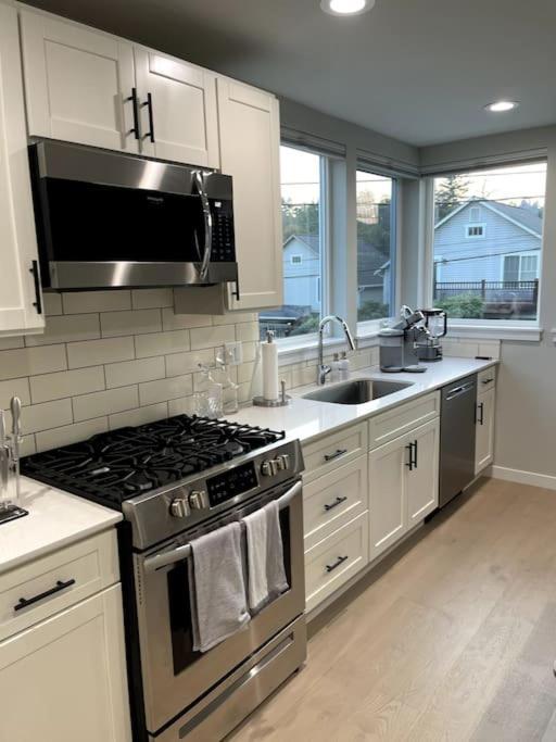 Seattle's New Modern Townhouse W/ Private Rooftop *