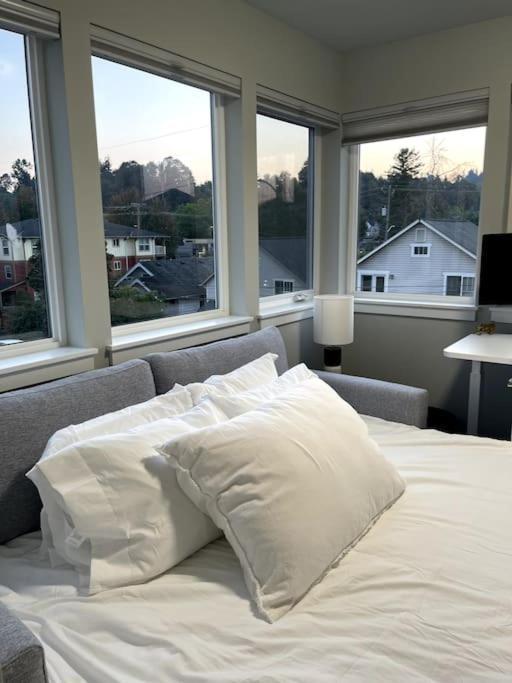 Seattle's New Modern Townhouse W/ Private Rooftop *