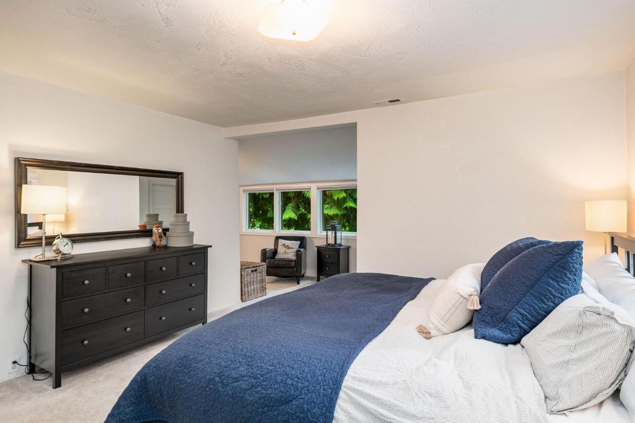 4br With Firepit, Outdoor Dining And Yard Surrounded By Trees Holiday home