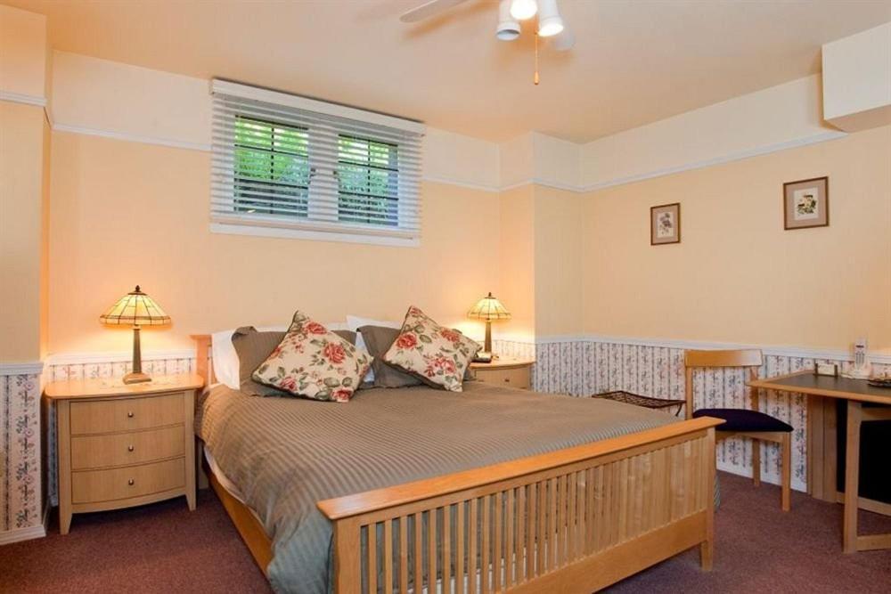 Cecil Bacon Manor Bed & Breakfast