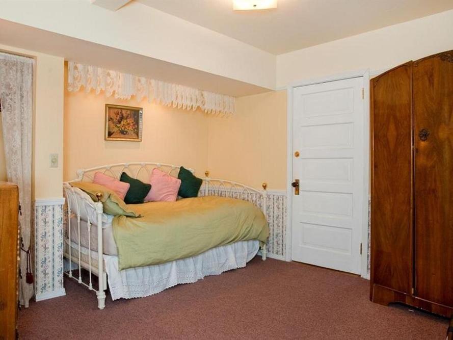 Cecil Bacon Manor Bed & Breakfast *
