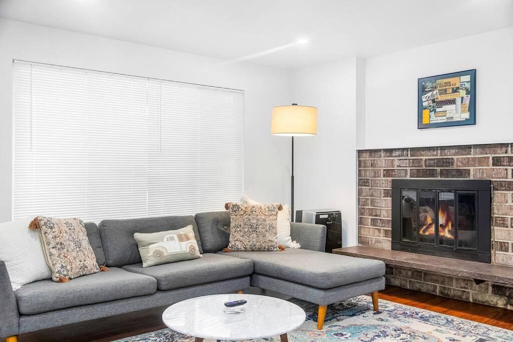 Cloud 2br Prime Location Apartment Seattle