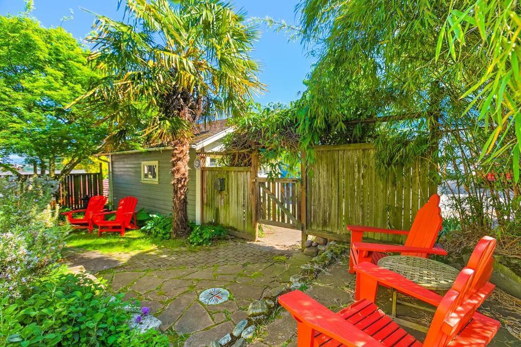 Enchanted Path To A Gardenscape - 92 Walkscore! Holiday home