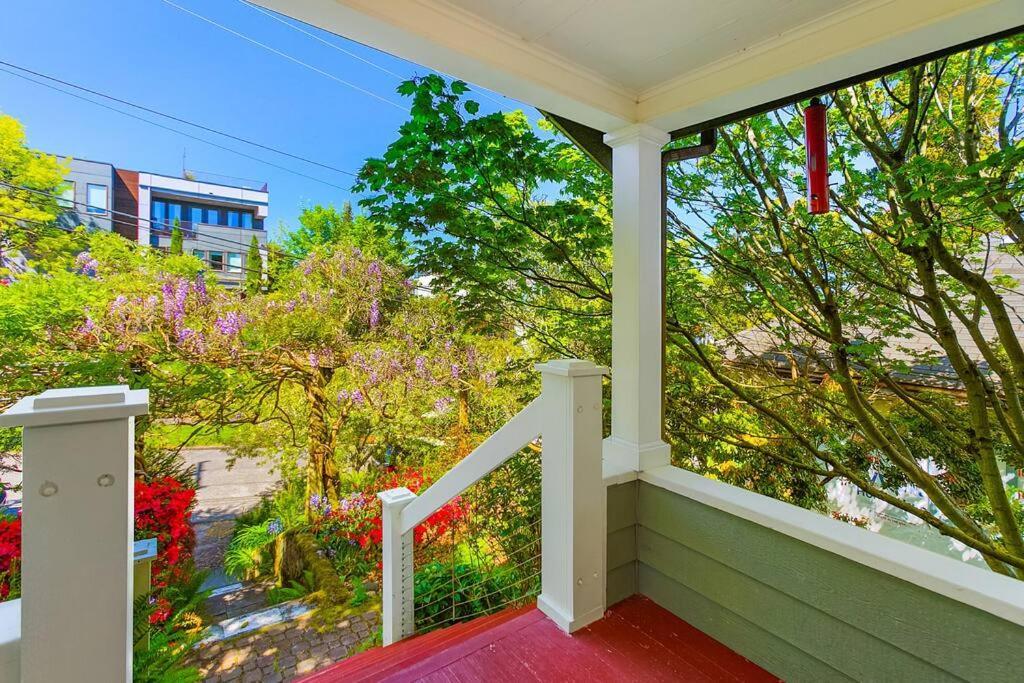 Holiday home Enchanted Path To A Gardenscape - 92 Walkscore! *