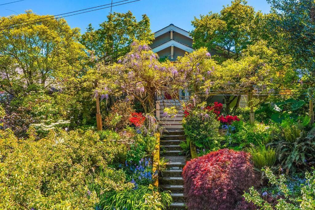Enchanted Path To A Gardenscape - 92 Walkscore! Holiday home Seattle