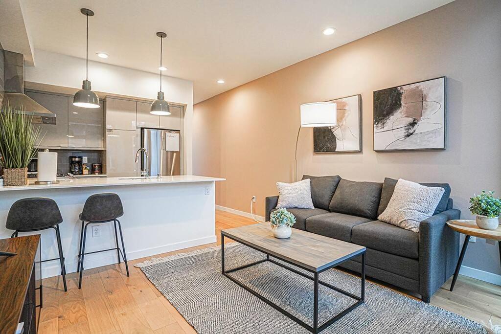 Modern Home, Rooftop View, 3 Block Beacon Station Holiday home