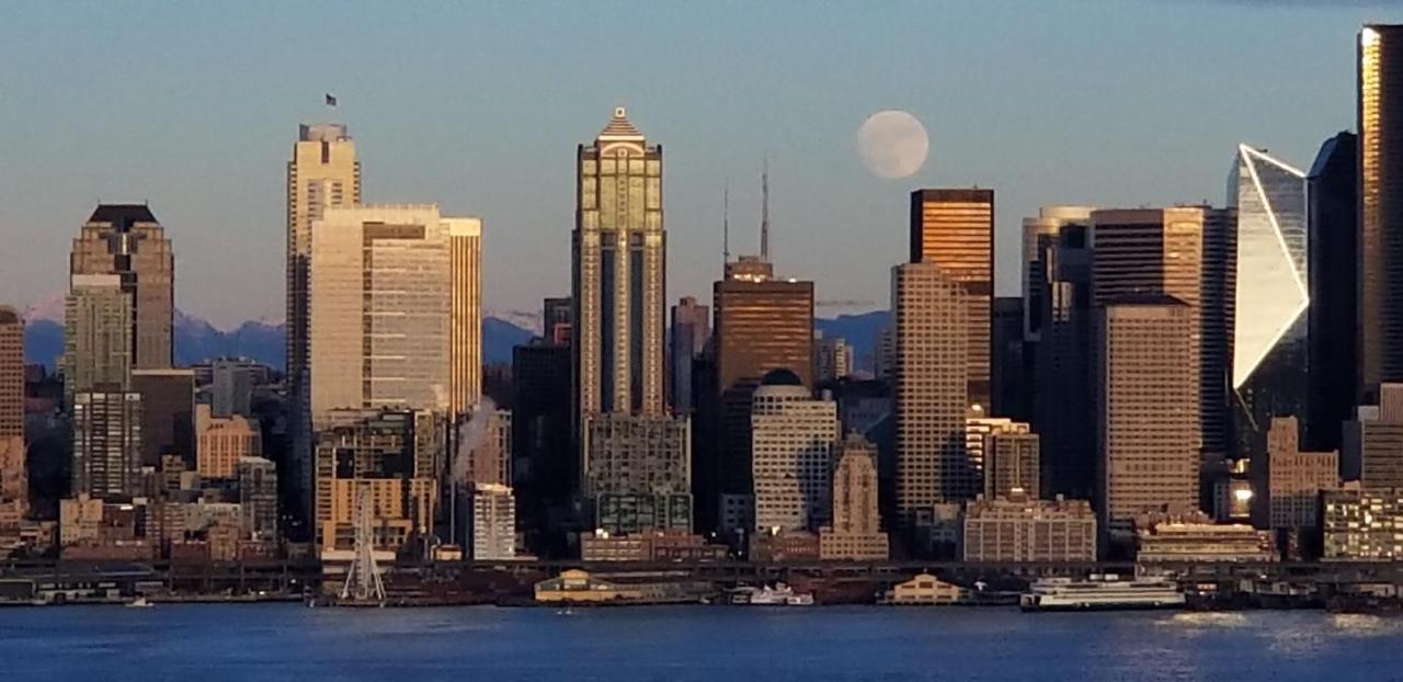 180 Degree, Unobstructed Bluff View! * Seattle