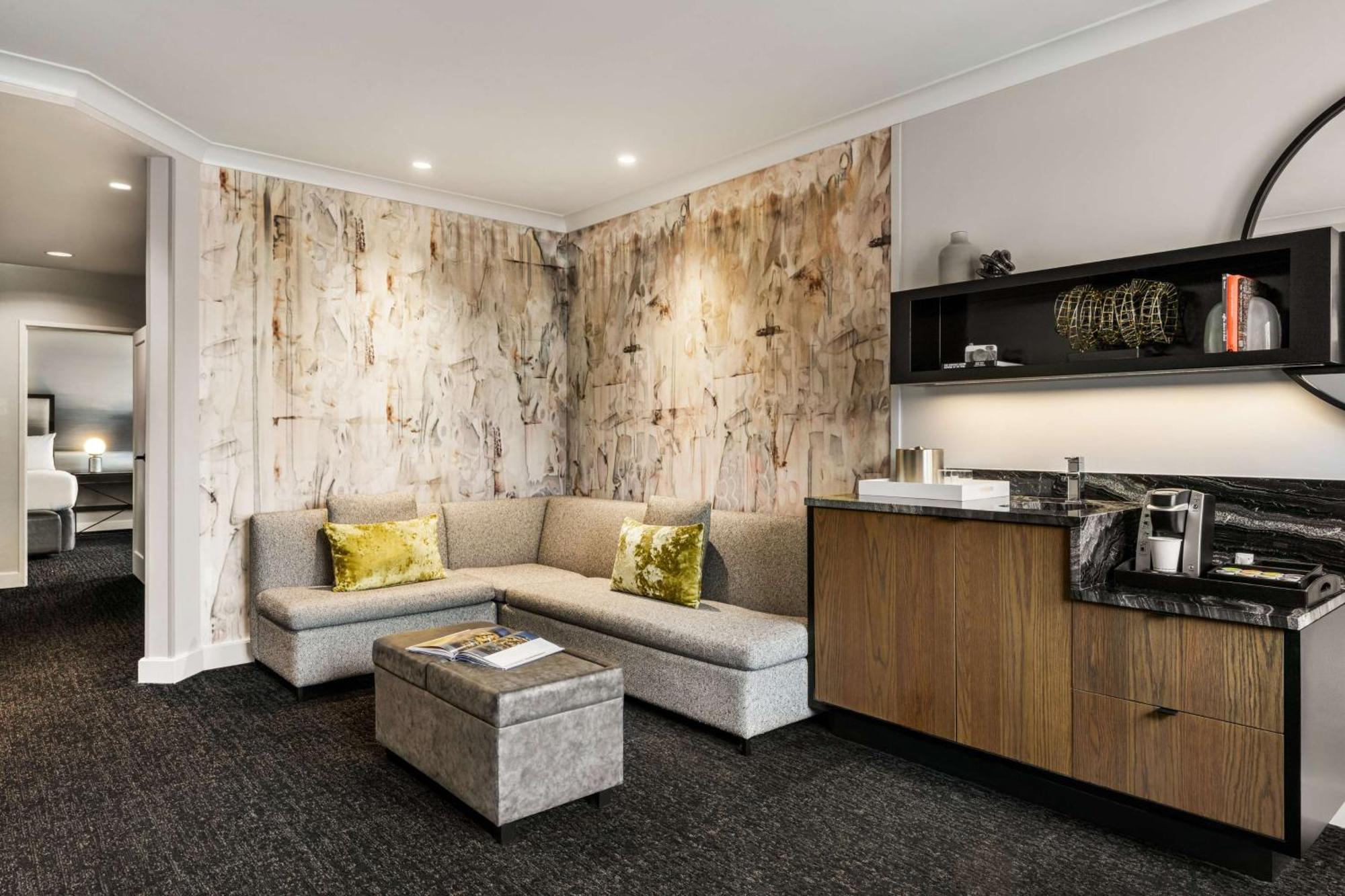 Hilton Motif