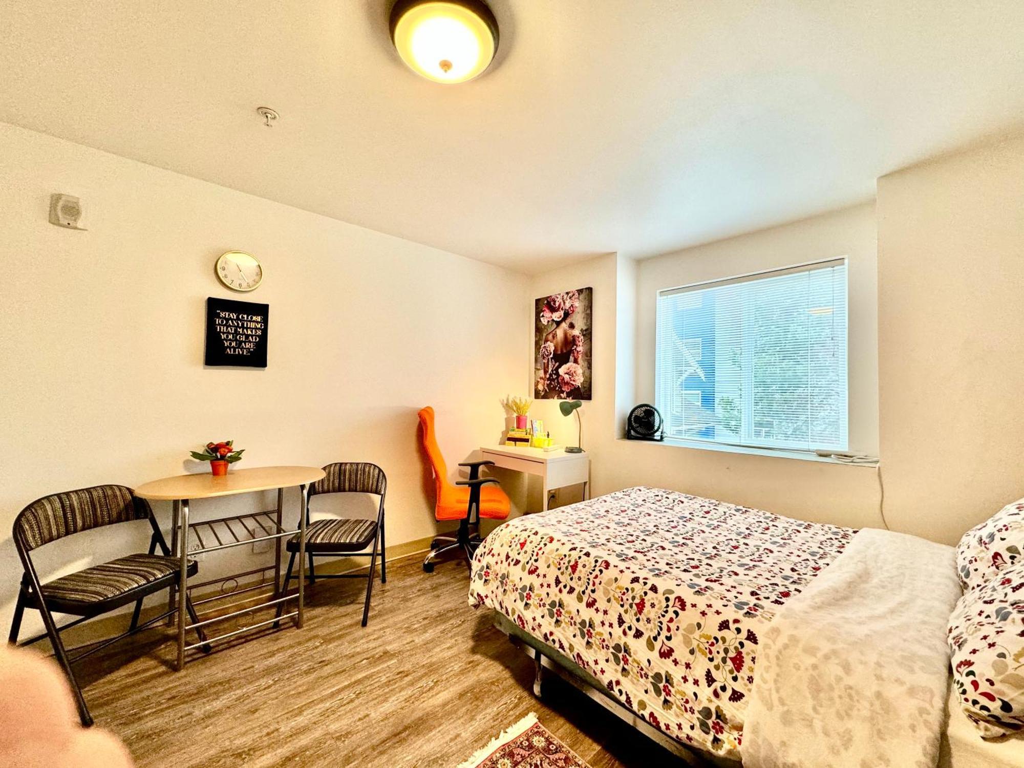 Micro In District- 10 Mins Walk To Of Wa Apartment Seattle