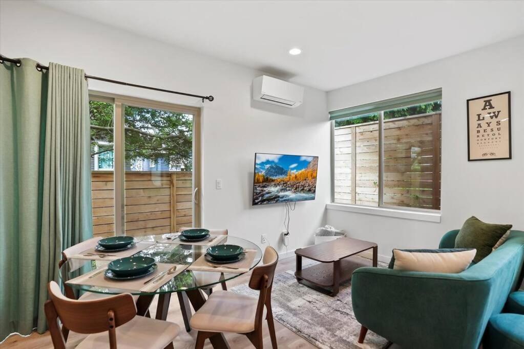 Holiday home 3br 2.5ba Rooftop View Hideaway *