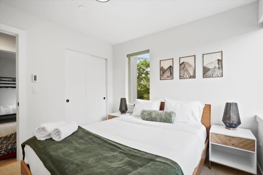 Holiday home 3br 2.5ba Rooftop View Hideaway *