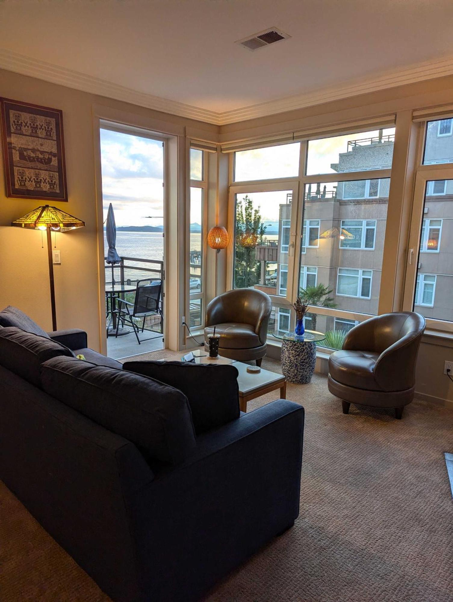 New Downtown 2 Beds, 2 Baths Waterfront Alaska 335 Holiday home *