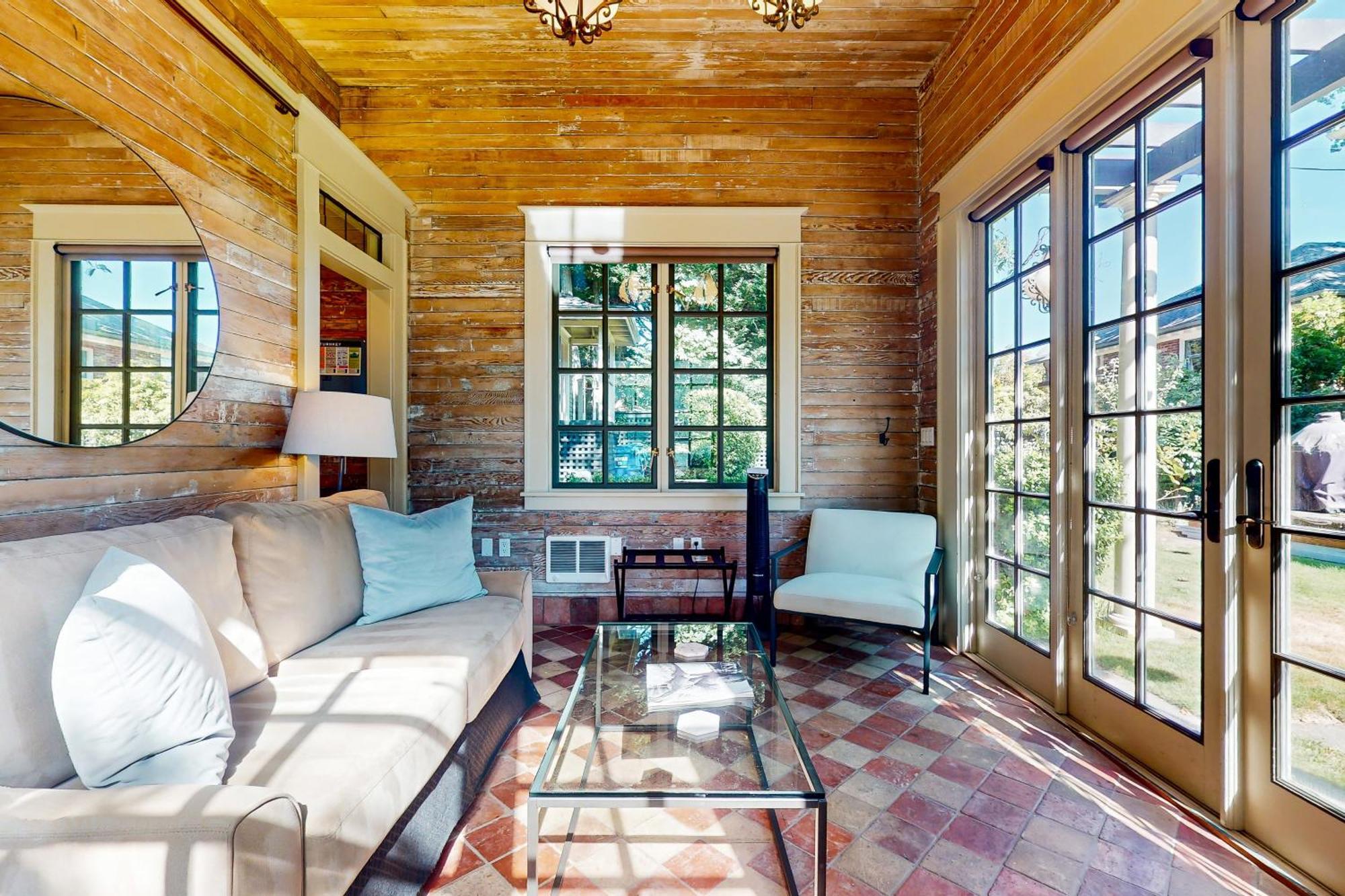 The Carriage House Hotel *