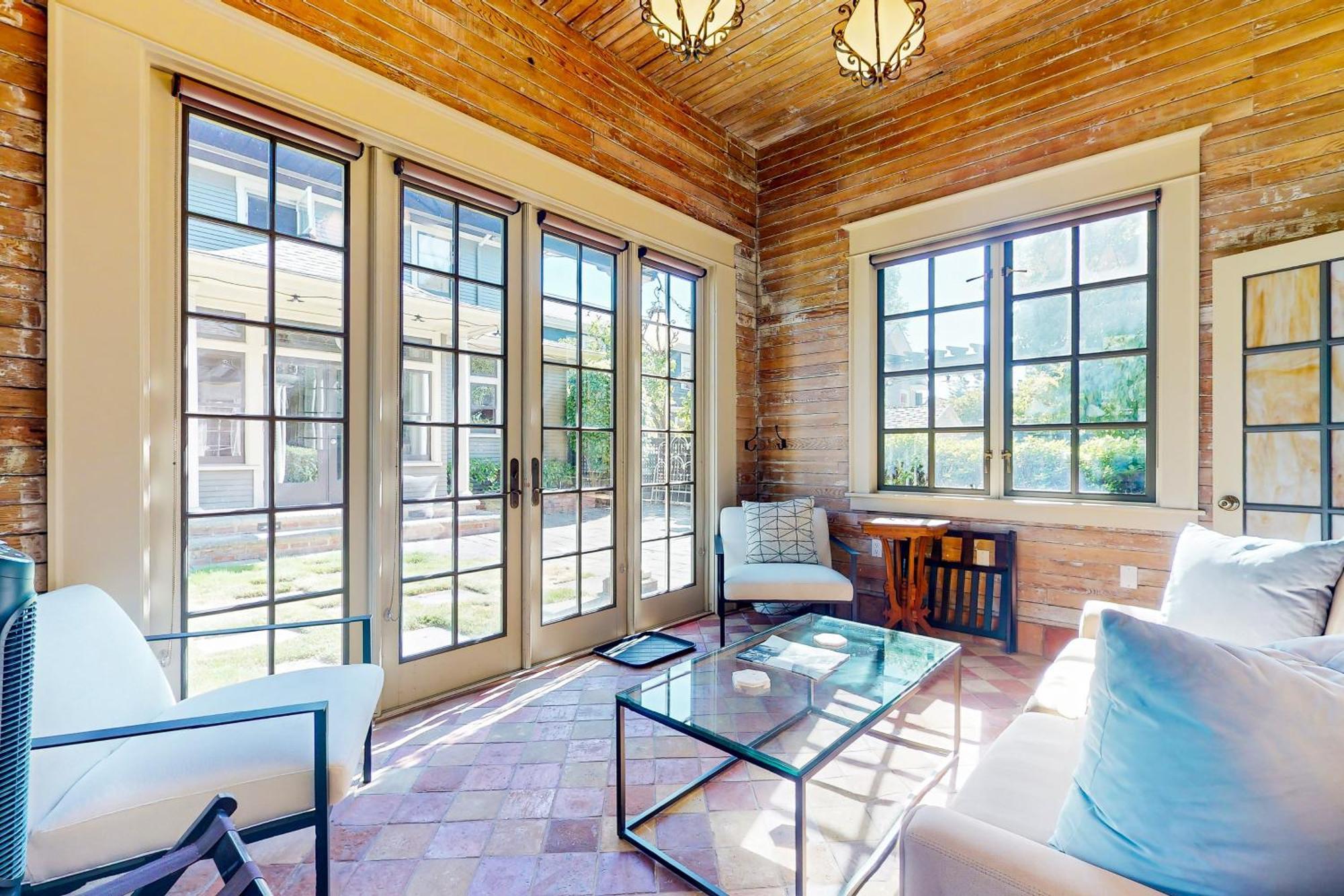 The Carriage House Hotel *