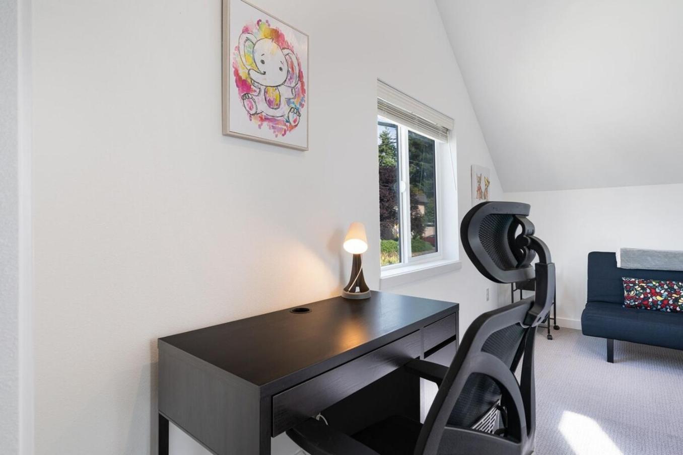 Brand New 10min To Holiday home Seattle