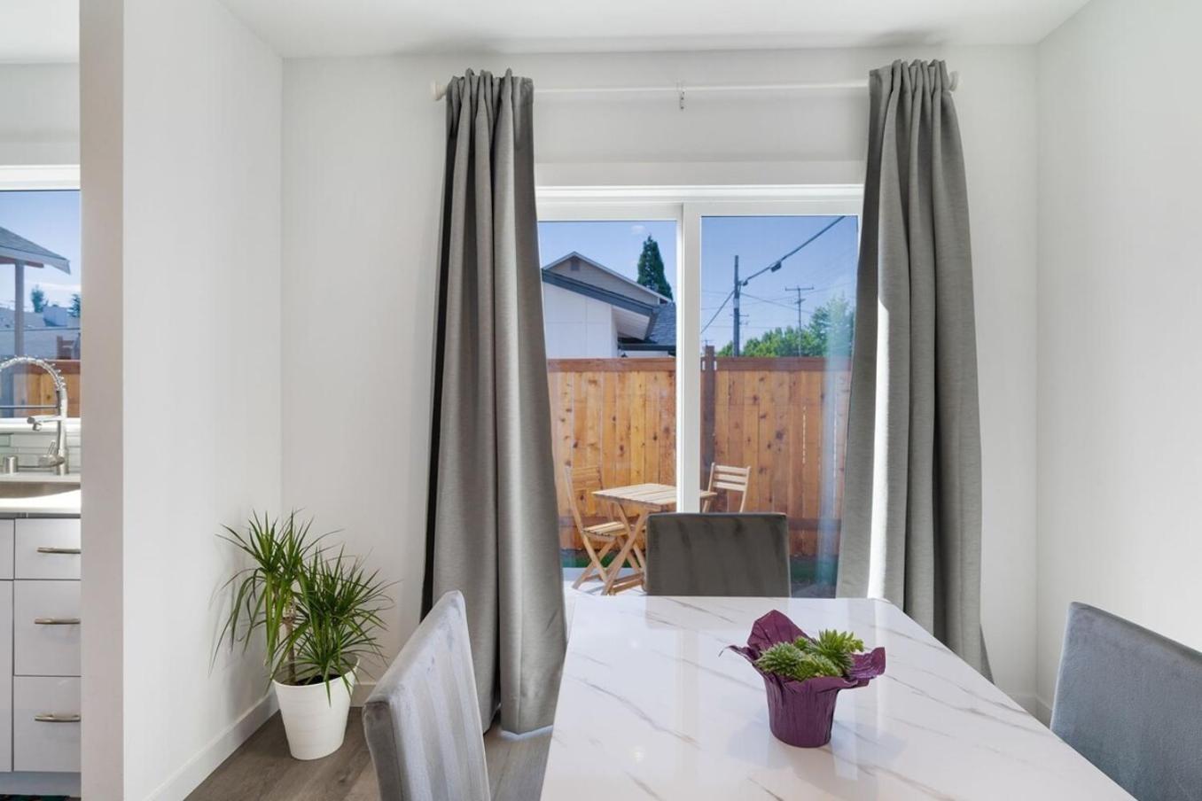 Brand New 10min To Holiday home Seattle