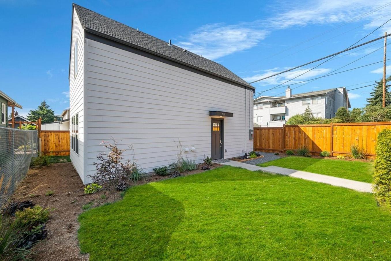 Brand New 10min To Holiday home Seattle