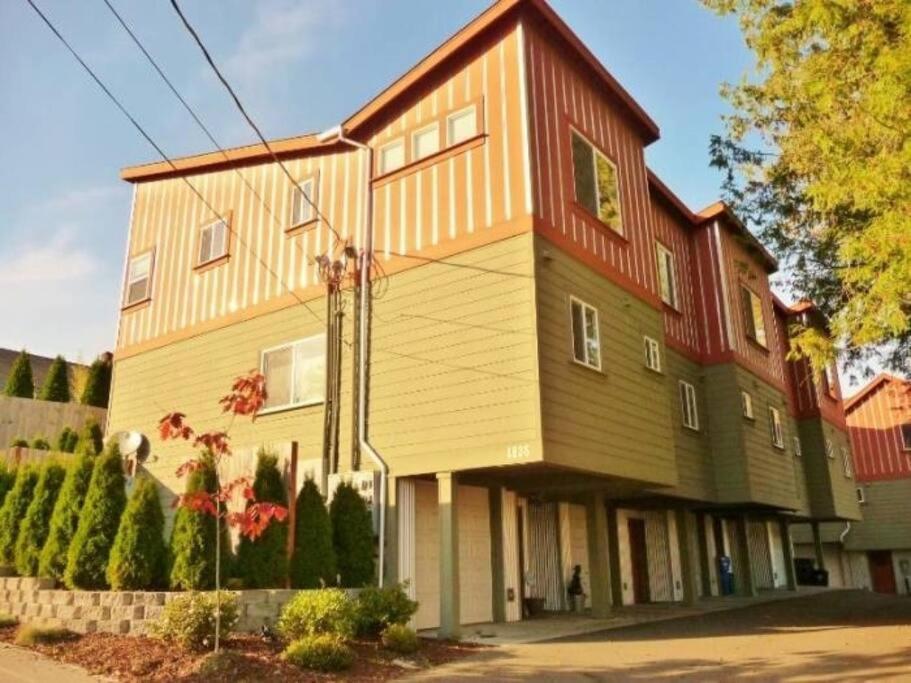 Vibrant Living In Harmony, Unit C Holiday home