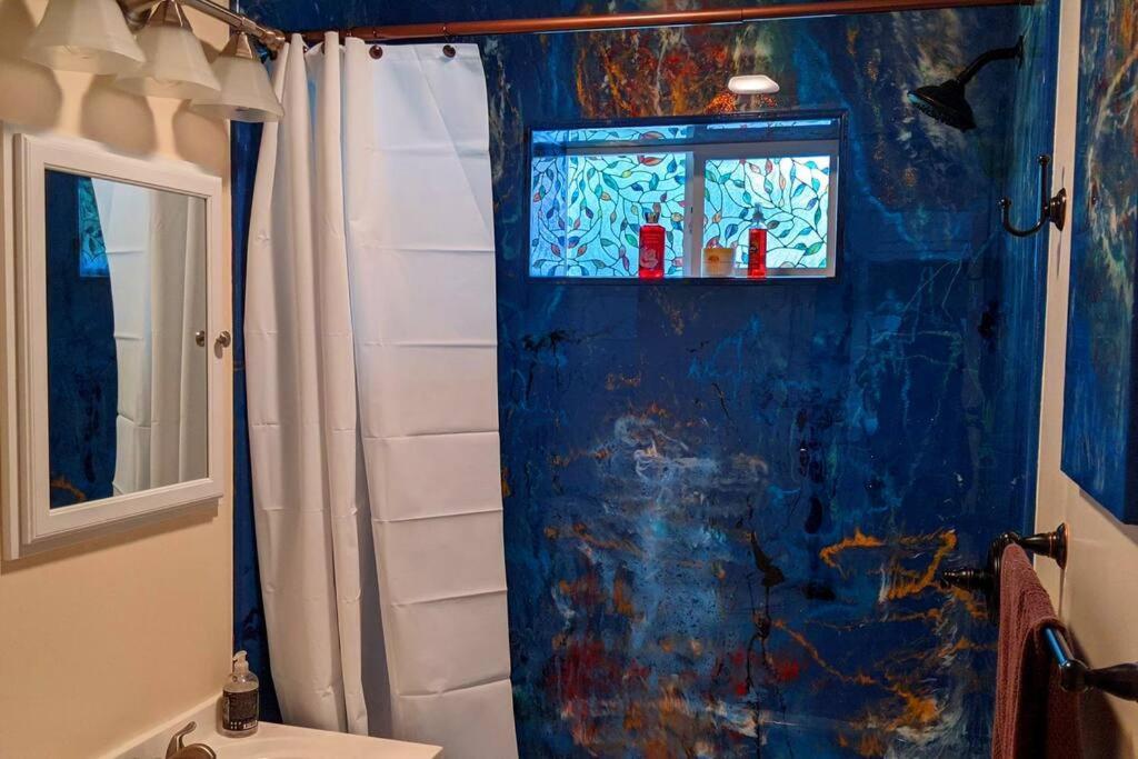 The Gogh - A Cozy, Creative Retreat Apartment Seattle