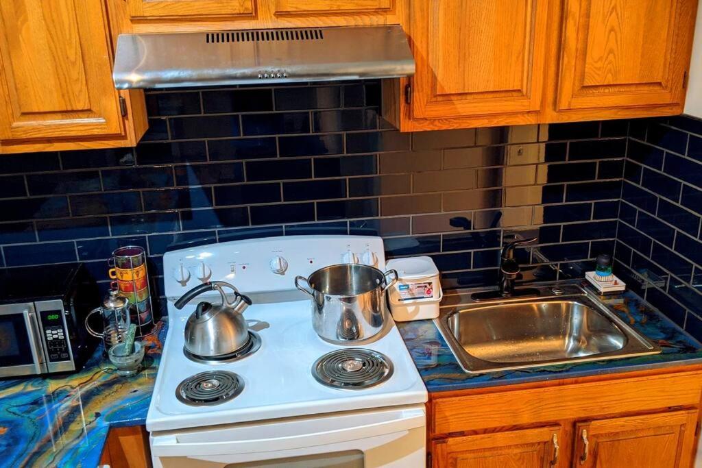 The Gogh - A Cozy, Creative Retreat Apartment Seattle