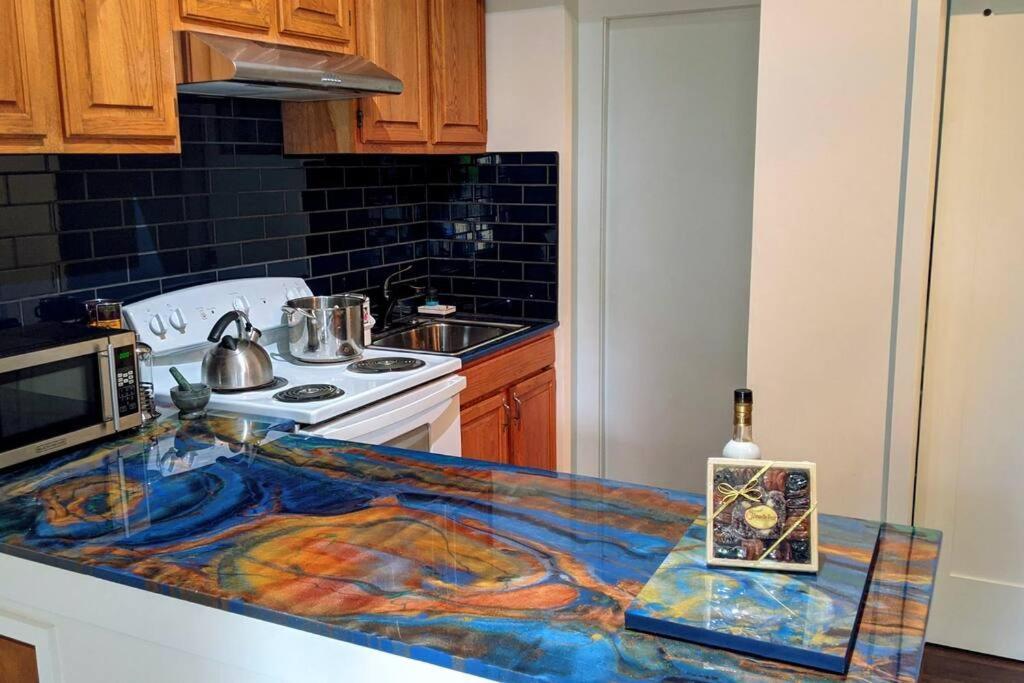 The Gogh - A Cozy, Creative Retreat *