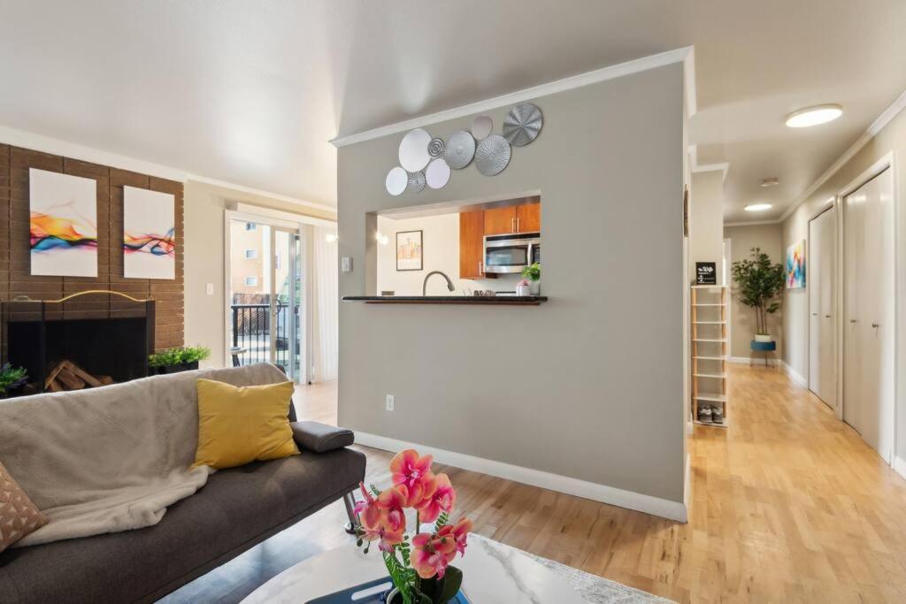 Vibrant 2bed - Stroll To Sea Space Needle Apartment Seattle