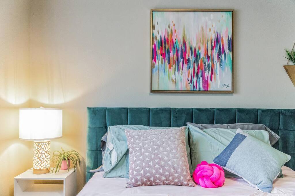 Vibrant 2bed - Stroll To Sea Space Needle Apartment Seattle