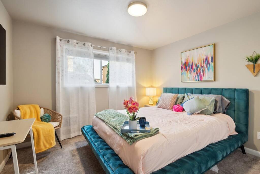 Vibrant 2bed - Stroll To Sea Space Needle Apartment Seattle
