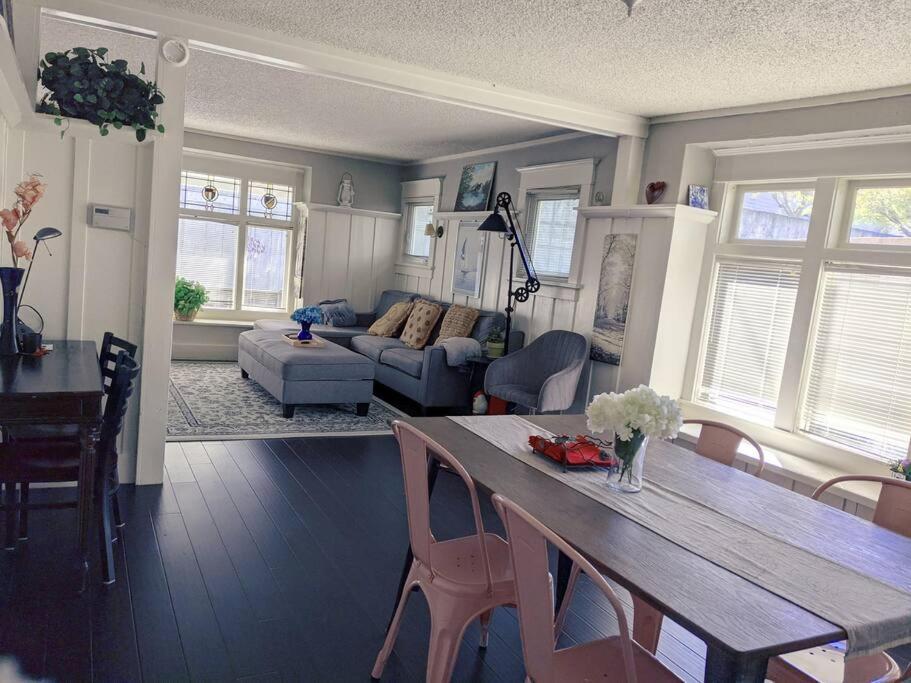 Walker's Paradise 1 With 2 Free Parking Lots Holiday home