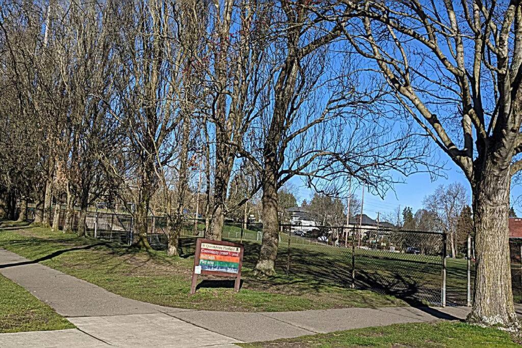Walker's Paradise 1 With 2 Free Parking Lots Seattle