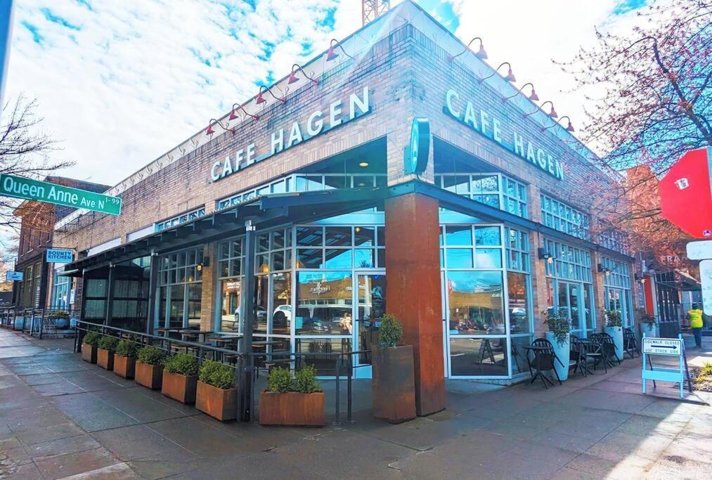 Walker's Paradise 1 With 2 Free Parking Lots * Seattle