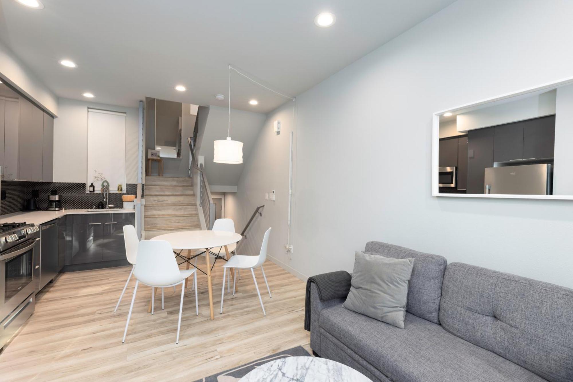 West - Mins To Downtown! Holiday home *