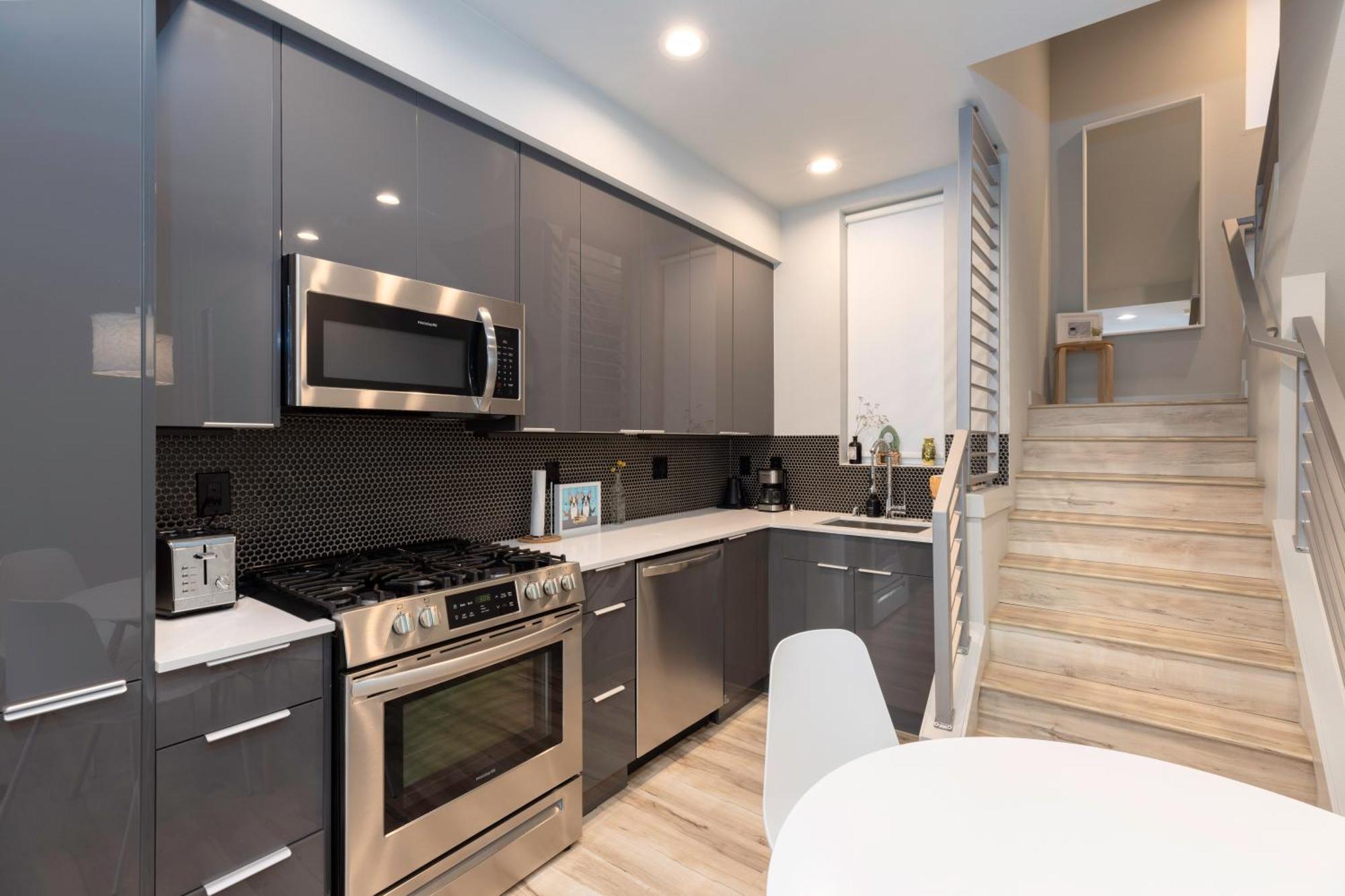 Holiday home West - Mins To Downtown!