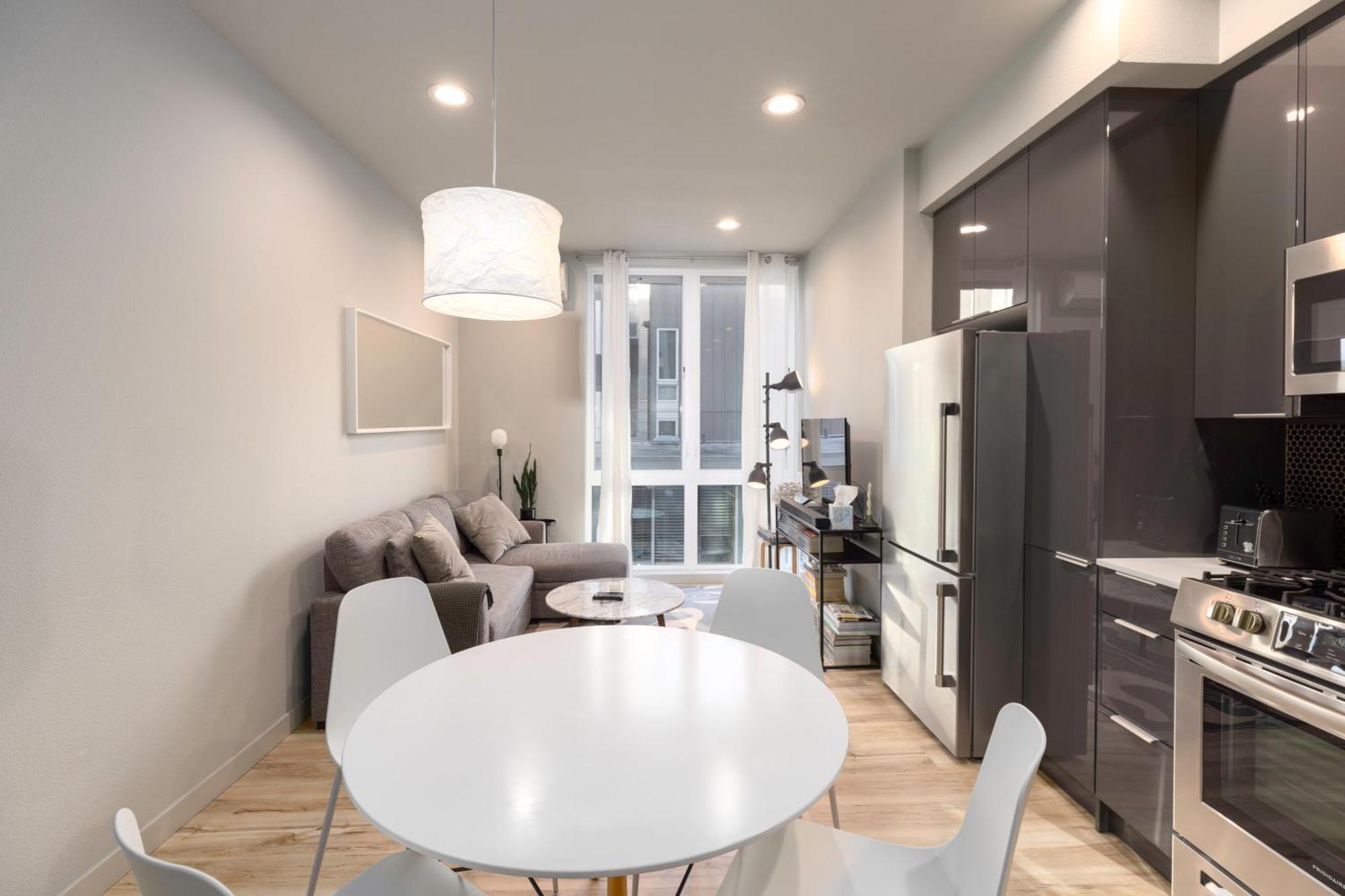 West - Mins To Downtown! Holiday home *