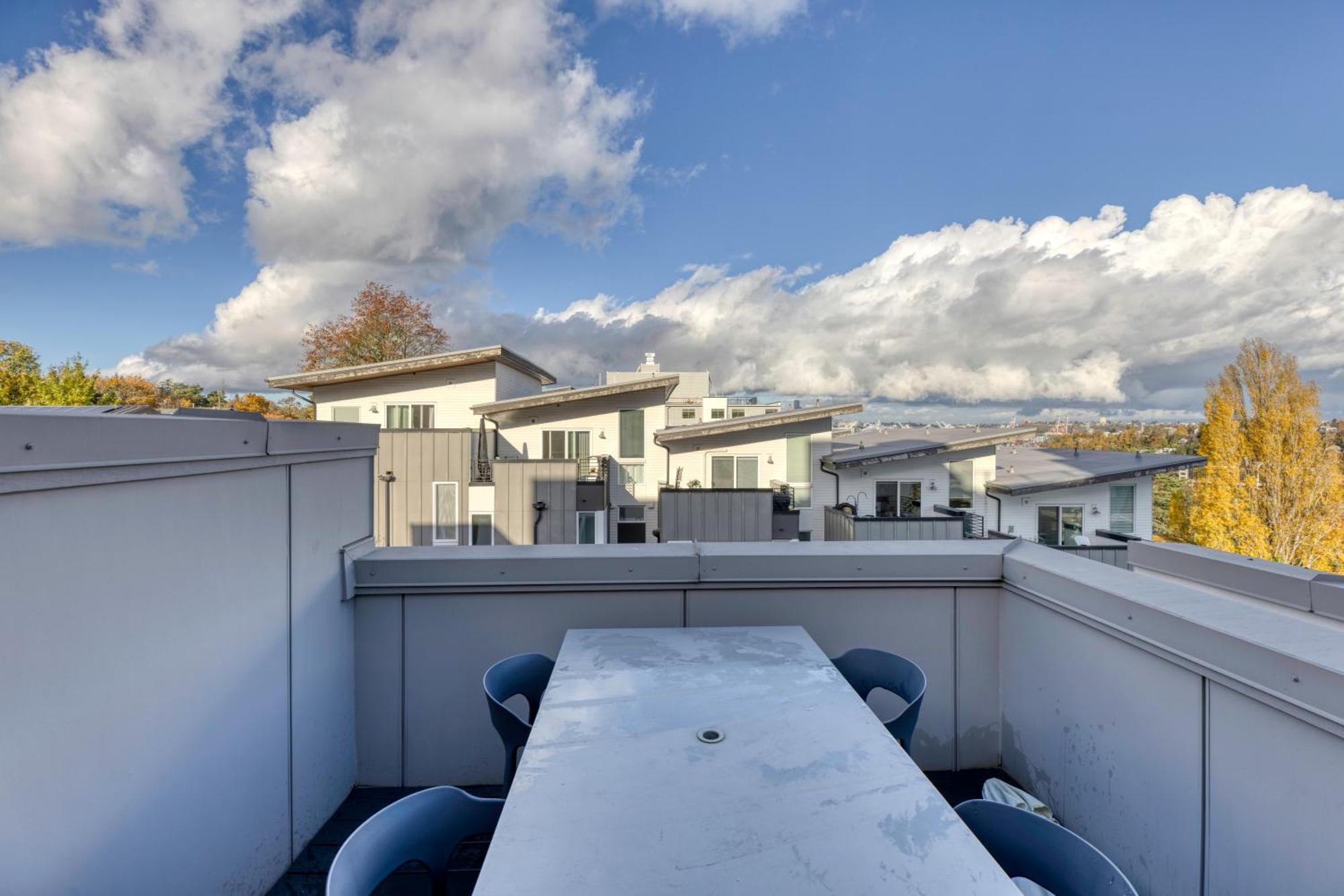 Holiday home West - Mins To Downtown! *
