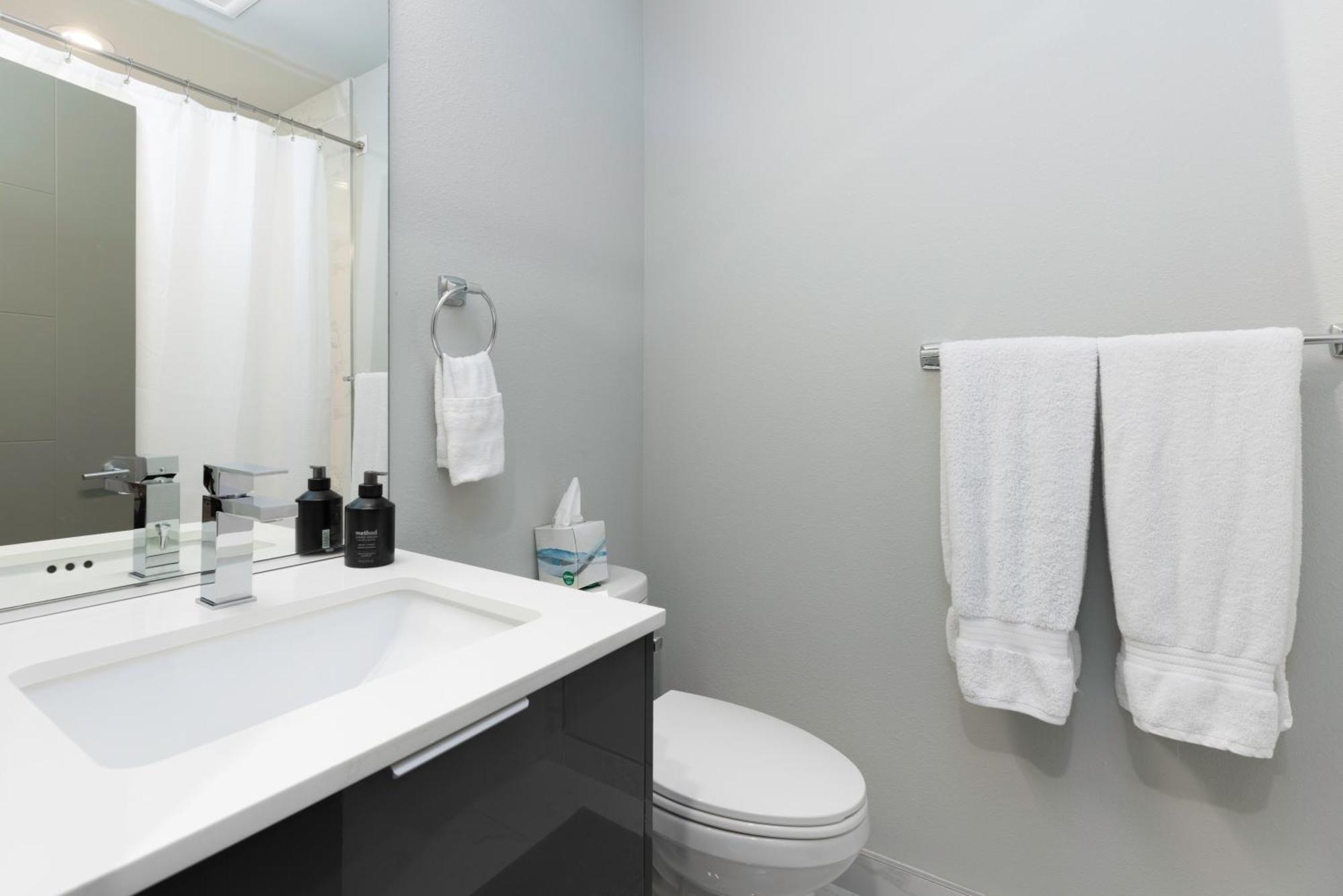 West - Mins To Downtown! Holiday home
