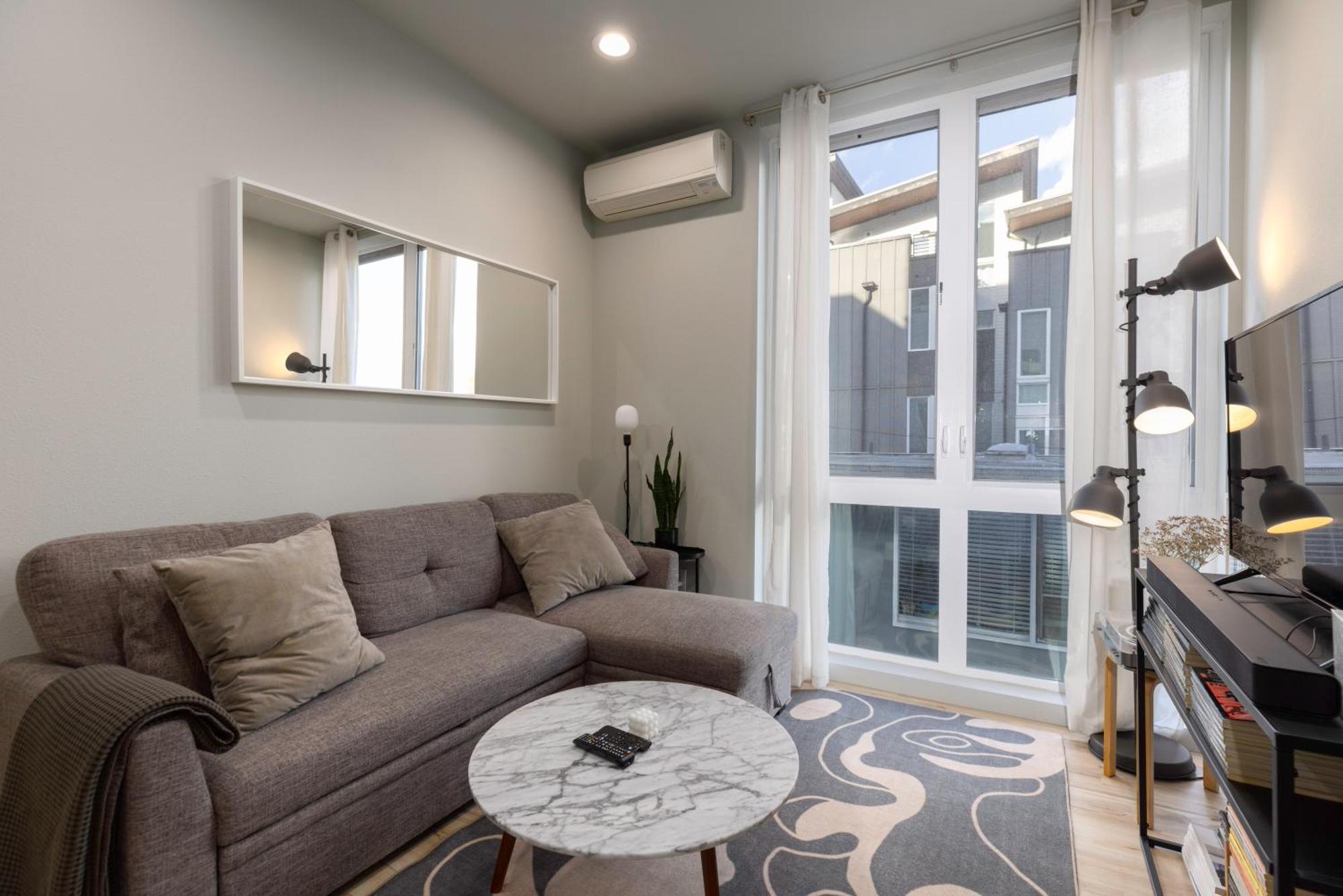 West - Mins To Downtown! Holiday home