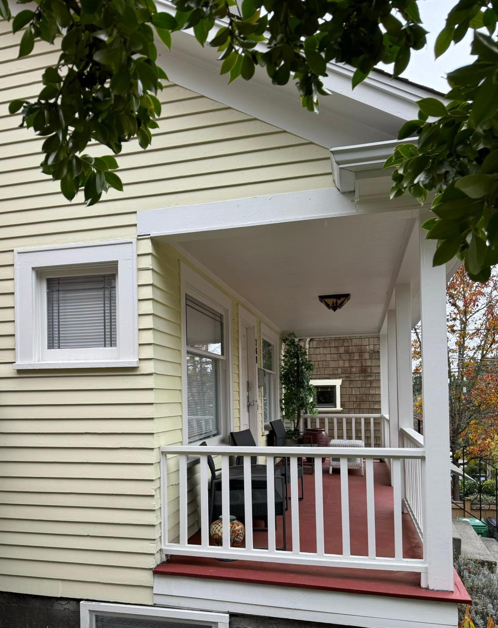 Queen Bea-seattle-queen Anne-upper Level
