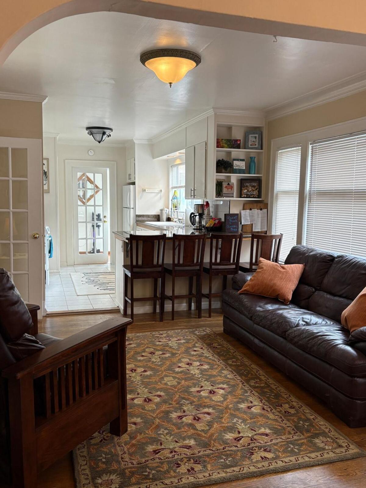 Queen Bea-seattle-queen Anne-upper Level * Seattle