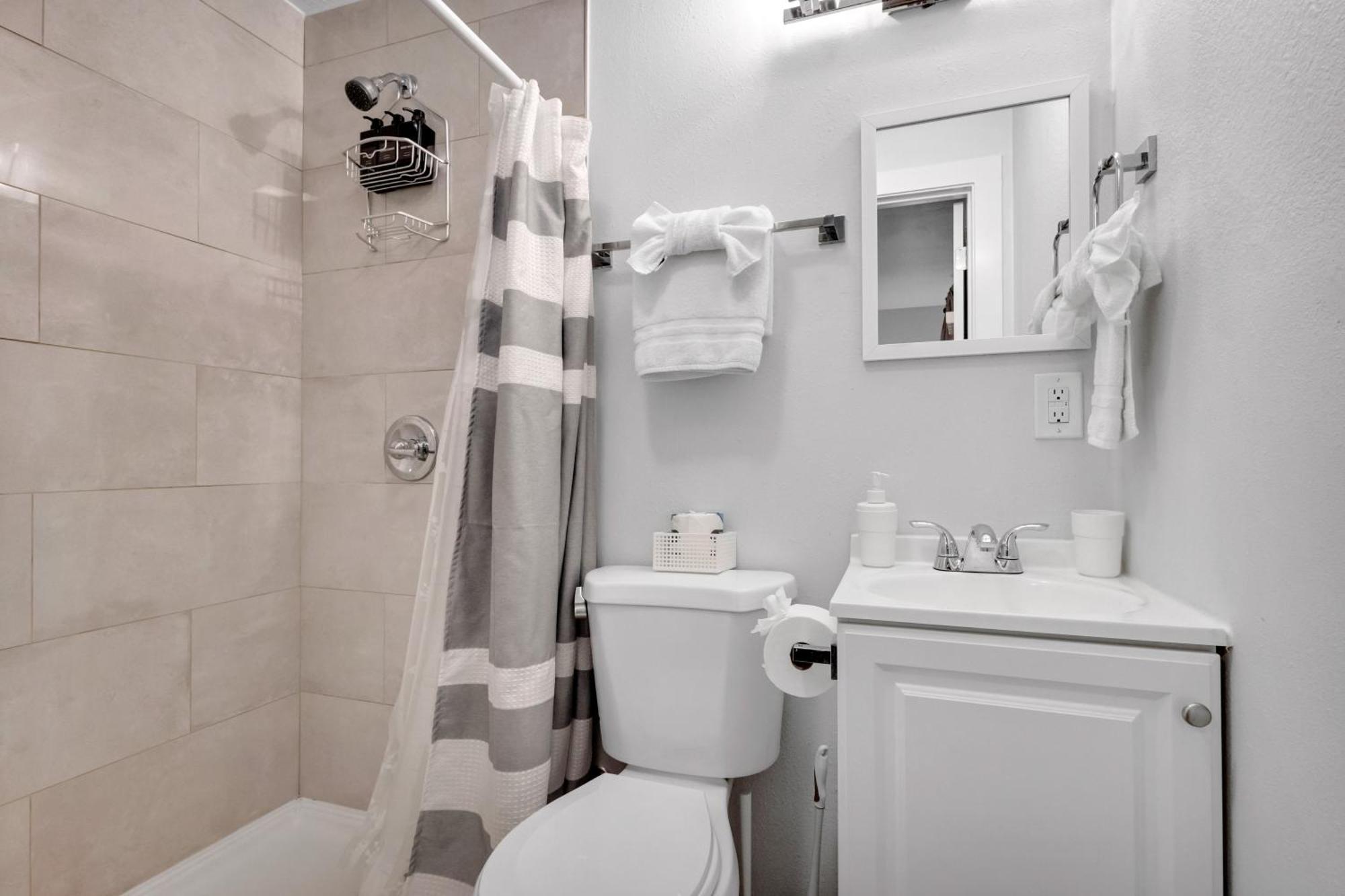 Guest house Rainier Entire Upper Floor - Walk To Metro *
