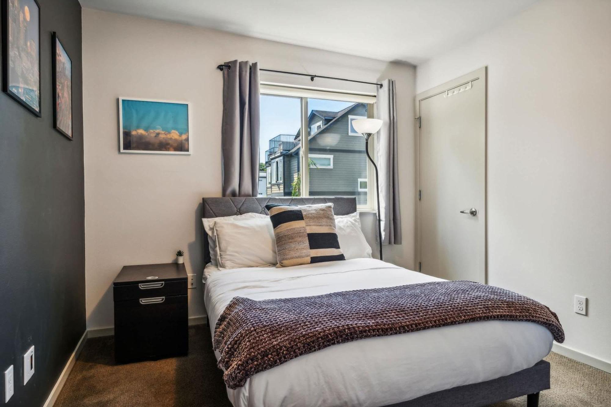 3-story With Private Balcony Holiday home Seattle